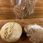 春パン屋 - 購入したライ麦パン、丸パン、くるみパン