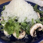 ワイン酒場 Opti - マッシュルームとルッコラのサラダ