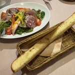 マンマパスタ - マンマの食いしん坊サラダ1188円、長いガーリックトースト462円