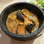 マンマパスタ - あさりとムール貝のワイン蒸し1078円