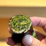 鮨 三心 - ハーブ巻。 三心名物。 水耕栽培ではなく土で育てた辛味、苦味、香りがしっかり強い野菜を昆布〆め。  ワシっと掴んでわずかなシャリと鰹節と一緒に有明の一番海苔でガシガシ巻いたら、なんと美しい断面。  蒼く爽快な香り、シブい節の香り、奥深い海苔の香りの不思議な調和。 なぜかミシェル・ブラスのガルグイユと重なる美しさと味わい。