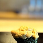 鮨 三心 - ウニ（鮨）。 天草は天然筋青海苔を使ってシャリに混ぜ込んだ、前代未聞の鮨！  同じ海苔でも、食感も香りも全然異なります。 海苔の食感がウニの食感とケンカするのがイヤな僕のため開発されたの？！　と思うくらいに理想の鮨。  他のシャリとは異なり、この鮨専用の調味をしてるようです。