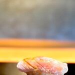 鮨 三心 - シロアマダイ（鮨）。 これも他の店ならその日の逸品に十分に成り得る見事な鮨。