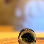 鮨 三心 - ニシン巻き寿司。 普通はイワシ巻き寿司なんでしょうが、ここはニシンで。  イワシ巻き寿司のように彩り豊かな素材を使わず、芽ねぎと白板昆布だけで直球勝負。 引いてみたり、足してみたり、自在な大将の料理。  これも酒を呼びます。