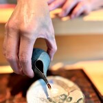 鮨 三心 - まずは食前茶から。 丁寧に注いでいただきます。