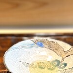 鮨 三心 - 知覧茶の玉露。 その味わいを楽しめるようにと水出し。 へぇ〜、これはまるで出汁のような旨みがしっかり感じられます。