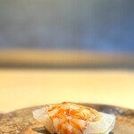 鮨 三心 - クルマエビ（鮨）。 エビ味噌を仕込んだ天然車海老です。 観音開きにするのはめずらしい。 通常の３倍の包丁で薄くしたタネで包むように握るので、エビの食感より旨み甘みと一体感を優先した握り方です。 これも旨いなぁ。
