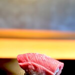 鮨 三心 - 中トロ（鮨）。 煮切りを使わず塩で。 他の店なら十分に逸品となるレベルのマグロ。 それでも十分に旨いんだよ！？