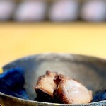 鮨 三心 - タコの桜煮。 江戸前ではめずらしくないつまみですが、これほどの桜煮に出逢ったのはいつ以来だろう。  硬くならないよう塩を使わず、1時間ほど手 揉みするとこうなるんだとか。  誰がやらされたんだろ！？（笑）