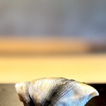 鮨 三心 - シンコ。 ８月の後半を越えてもシンコを味わえるとは。 さすがに少し大きくなっててこの日は３枚巻き。  三心のシャリ、〆めをいきなりぶつけてきやがりました。  自信がある証ですね。 ハートをいきなり鷲掴みされた感じ。 石渕大将、わりと強引なタイプかも（笑）。