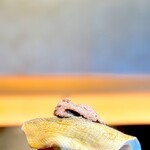 鮨 三心 - アユ（鮨）。 あの淡いアユを〆ちゃって・・ と思うが、ちゃんとアユであり、下手するアユよりアユだったりして。  ウルカほどヲタク感出すことなく複雑な旨みたっぷりのアユの内臓をのせて使い切る。 めずらしいから旨いのではなく、完成度が高いから旨いのですよ。