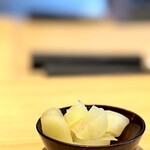 鮨 三心 - 生姜。 ダイスカットされた好きなタイプ。 食感は柔らかめ、少し甘めに寄せた味わい。