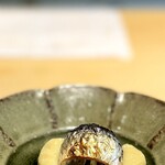 鮨 三心 - イワシの焼きもの。 酢で〆たイワシを丁寧に炙ってナスのピュレとともに。  ナスの自然な甘さにわずかな酸味が加わり、異なる酸味の二重奏。 バターやクリームを使えばほぼフレンチ。 だけど、、清酒が旨い。