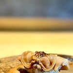 鮨 三心 - ニハマ（鮨）。 生感をなくしてしっかり煮つけられた僕好みのニハマ。  江戸前の老舗鮨屋で出てきそうなニハマが好きなのです。 しみじみと旨いなぁ。