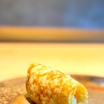 鮨 三心 - 玉？（鮨）。 握っちゃいました。 薄焼きにした玉子は、中に朧を挟んで鞍掛けに。  玉は〆るもんなのに、これじゃぁ、お腹が終われないじゃん！  いいんです、三心は、ここから「追加」タイムがスタート。