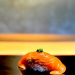 鮨 三心 - 琵琶マス（鮨）。 今年は北陸から北海道まで旨いヒメマスをたくさん食べてきたのに、このマスには思わず恋文を書こうかと思ったくらいに旨かった。  この上品さは、タネそのものなのか、シャリの魔法なのか、それともなにか他に秘密が？