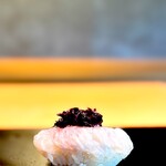 鮨 三心 - ハモ（鮨）。 生ハモを骨切りして握りに。 甘酸っぱく漬けた紫蘇をのせて。  ハモの品のある甘さと脂にひっくり返った。 1ミリの骨も感じない、むしろ火を入れたほが骨感あるし。  生で食べるのも握って食べるのも初めてで長生きしてよかった、マジで。