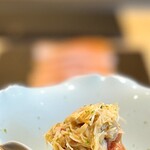 鮨 三心 - 毛ガニ和もの。 ほぐし身と甘酢漬けにしたトマトのシャーベ ットを和えています。 旬のカニの旨みと香りが濃くて、トマトがカニを引き立てることにびっくり。 グランメゾンのアミューズのよう。