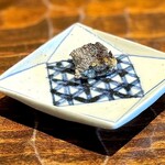 鮨 三心 - ハモの皮。 さきほど握られたハモの皮を炙って。 不思議な、しかし、ヲタクの味わい。  沼らないけど、ハマるかも。 肴としてもうちょい食べてみたかった。