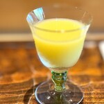 鮨 三心 - トウモロコシ。 上品な甘さに季節感たっぷりな香り。 生クリーム使えば立派なフレンチだけど、ここは水と塩のみで調味。 これ一杯をもって夏を送ります。