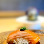 鮨 三心 - 琵琶マス（追加）。 どれもこれも旨い鮨ばっかりで迷うし、追加メニューが多すぎでついでに『字が汚くて読めないよー』って言ったら女性スタッフが、『読みましょうか？』と・・  ここは、オジサンの冗談に乗っかってくれなきゃぁ。。（笑）。 で、これが一番印象に残ったので。  いやこれ、ほんと旨い。