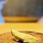 鮨 三心 - 泉州水なす。 瑞々しく、アクがなく、皮が薄っすいので、生食も可能ですが、これは浅漬けにしてあって、追加の調味はなし。  あー、これほんと旨い。 もう１合イッちゃいそうで危ない。