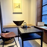 鮨 三心 - 「刻屋」＃５ 時が経過した温もりと現代のセンス。 味わい深くくつろげる空間です。