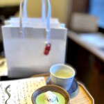 鮨 三心 - デザート。 ほんとにフレンチのデギュスタシオンをいただくような優雅さが最後まで続きます。  冷たい抹茶汁粉にアイスがプラスされてます。 そしてハーブティー。  「鮨屋にデザートはいらぬ。」という御仁も多くいますが、僕は正直、こういうデザートの時間が大好き。  これで〆め？　　 いえいえ・・