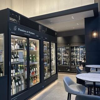 併設ショップのワイン約270種、日本酒約60種は店内でも！