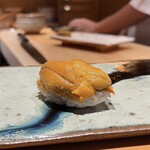 鮨 つぼみ - 赤うに 愛媛は中島より
      こちらの真骨頂と言っても過言ではない赤うに！
      愛媛の漁師さんがその日採った赤うにを、松山空港に直接持込翌日には鮨つぼみさんに到着！
      このスピード感こそが美味しさの決め手です♪
      