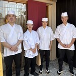 鮨 つぼみ - 川口大将はじめ皆様に感謝m(_ _)m
      お忙しい中、いつもありがとうございます。
      8月の魚が少ない時期ながら、いつもと変わらず素晴らしいお鮨がいただけました♪
      美味しかったです、ではまた(⌒▽⌒)