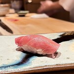 鮨 つぼみ - 鮪大トロ（冷凍）今年2月大間で水揚げ　やま幸
      2月の良い時期に水揚げした鮪だけに、味いいですね！
      冷凍技術、解凍技術の進歩により、生と冷凍の違いは素人には分かりません！
      とても美味しいです♪
      