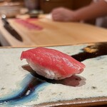 鮨 つぼみ - 鮪別れ身（生鮪）カナダより　やま幸
      筋を感じさせない仕立ては、川口大将のしっかりと仕事をした証！
      これは味良いですね、この時期に美味しい鮪をいただけてめちゃラッキーですd(^_^o)