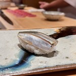 鮨 つぼみ - 新子 1枚半使い 天草より
      ピカピカです！