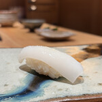 鮨 つぼみ - 新イカ（一貫サイズ）塩と酢橘 出水より
      柔らかそのもの、2025年初ものは鮨つぼみさんで♪
      いただけるのは約1週間のみ、とても貴重な新イカをいただけラッキーです♪
      