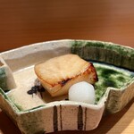 鮨 つぼみ - アブラボウズ 焼き物
      独特な脂のりの強さにほんのりとした甘み、もうご飯と一緒に食べたくなるのです！