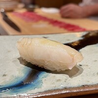 鮨 つぼみ - 目一鯛 三重より
                    まさに今が旬の目一鯛、色々なお店でここのところいただく機会が増えています。
                    川口大将のシャリに、目一鯛の繊細な旨みと甘みの豊かさが心地良い重なり、美味しいです！