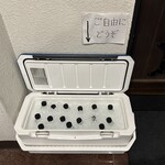 鮨つぐ - 入口付近　順番待ちの人への配慮　冷たい水