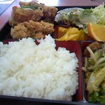 日替わりランチ（850円） 唐揚げ×4、豚肉野菜炒め、水餃子×2、コーンスープ