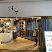 24/7 restaurant - 所用が終わってランチでお寄りしたのは
                    みなとみらいホールの隣、東急スクエア③の
                    3階にあるイタリアンレストラン
                    24/7restaurantさん。