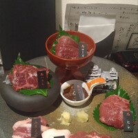 馬刺しと焼き鳥 グルマン三年坂 - 