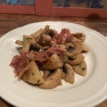 アランチャ - マッシュルームと生ハムの白ワイン煮