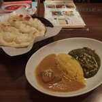 ローカル インディア - ダブルカレーランチ ポークコルマとパニールパラグの2色カレーとナン