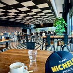 CRANE Garden - 誰もいない。ミシュランの帽子は併設のショップでこの時購入した。