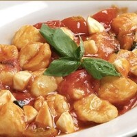 モッツァレラチーズとバジリコのトマトソース　じゃがいものニョッキ　