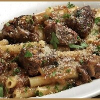 和牛と玉ねぎの煮込み　ナポリ風ジェノベーゼ　ショートパスタ”ズィーティ”