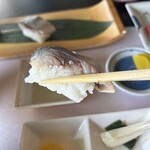 カントリーハウス 海辺里 - 一皿100円の回転寿司の方が数倍マシです
ただただ色の悪いシメサバでした
1つがデカいしシャリが多くて食べづらいです
前テーブルのお客さんも同じこと言ってました