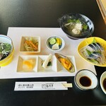 カントリーハウス 海辺里 - こちら実物の写真　サバの色ときたら…
ツミレ汁物が初っ端から配膳されます
暫くサバ寿司を待ちましたが
全然来なく、冷めてしまうので
仕方なく飲み始めました