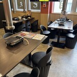 焼肉 武者震い - 店内はテーブル席メインで広々