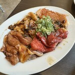 焼肉 武者震い - 武者震い盛（牛.鶏.豚の盛合せを黒ダレで）